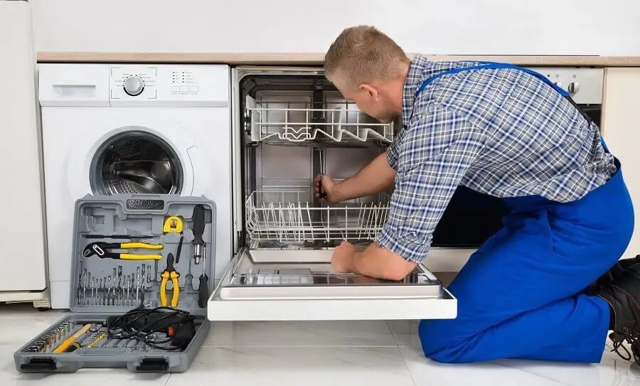 Bornova Hoover servisi teknisyen ekibi beyaz eşya tamiri yaparken